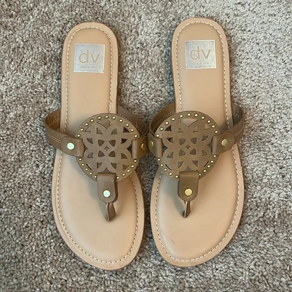 DV by Dolce Vita Gotie Medallion Thongs - Picture 1 of 8